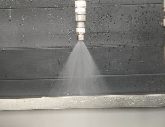 Fan nozzle for efficient zipper cleaning